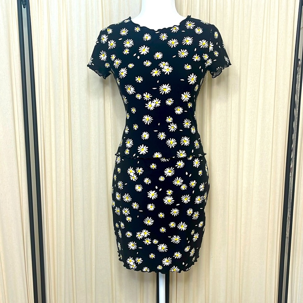 LIKE NEW! - NO BOUNDARIES LETTUCE TRIM FLORAL DAISY SKIRT SET SIZE SMALL